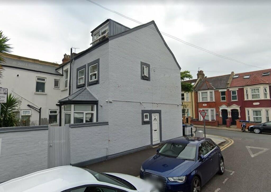 4 bedroom end of terrace house for sale in Oaklands Road, Cricklewood, NW2