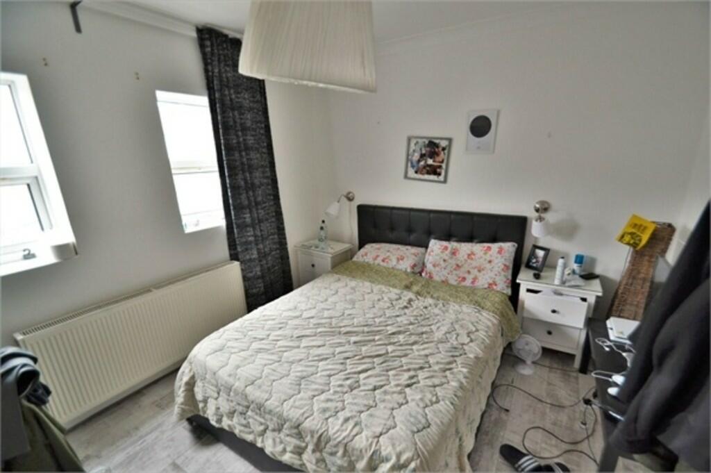 4 bedroom end of terrace house for sale in Oaklands Road, Cricklewood, NW2