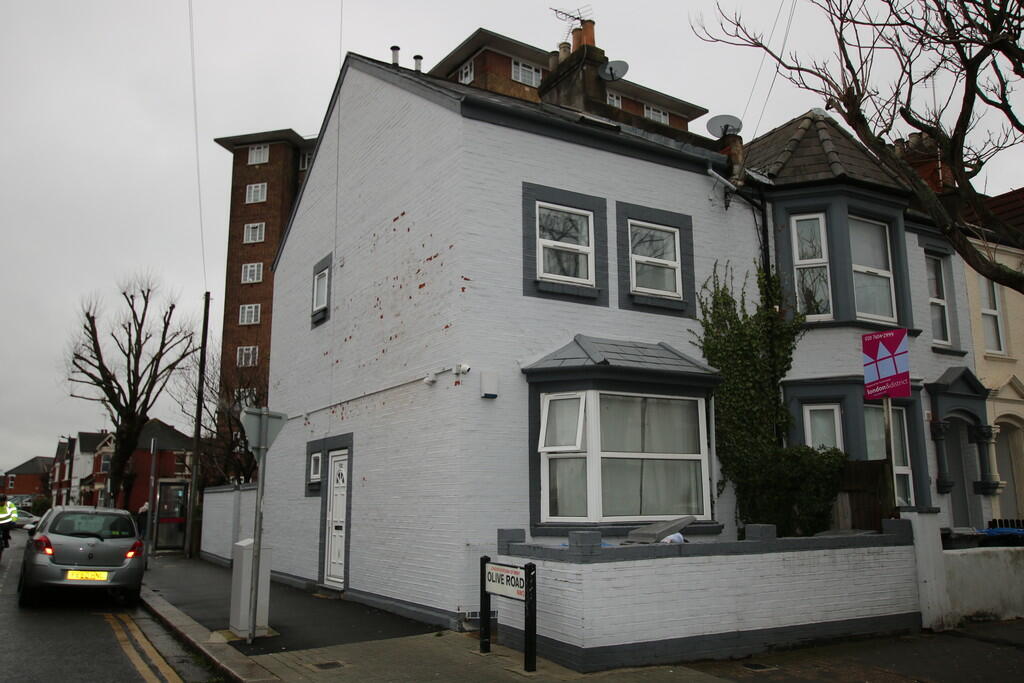 4 bedroom end of terrace house for sale in Oaklands Road, Cricklewood, NW2