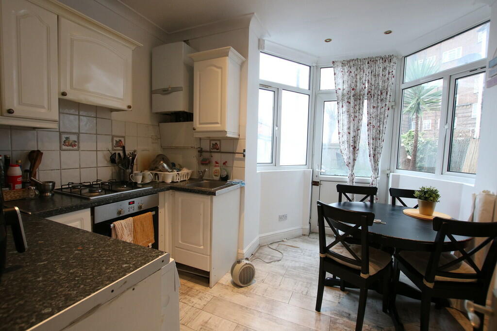 4 bedroom end of terrace house for sale in Oaklands Road, Cricklewood, NW2