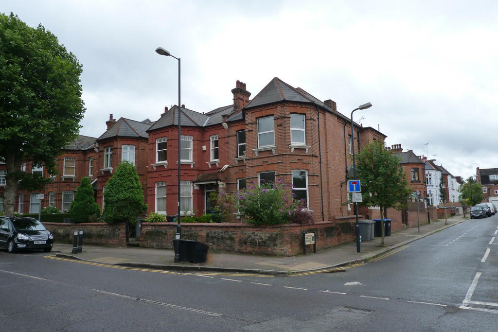 3 bedroom flat for rent in Anson Road, Cricklewood, London, NW2