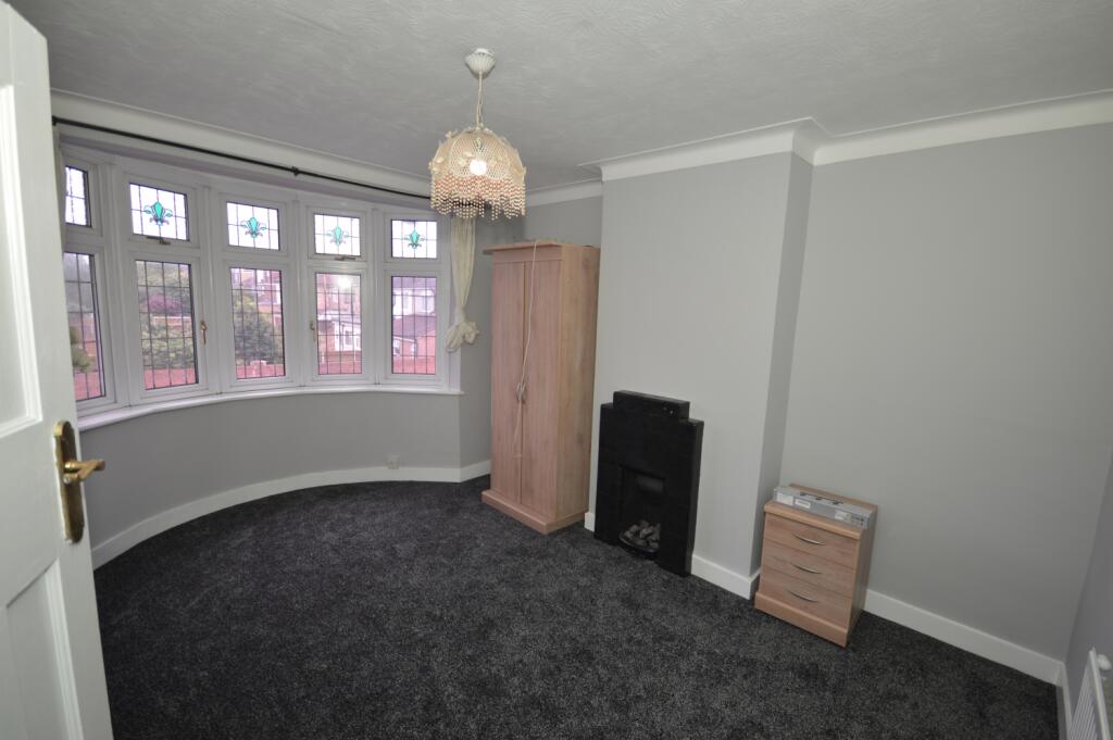 4 bedroom terraced house for rent in Reynolds Avenue, Romford, Essex, RM6