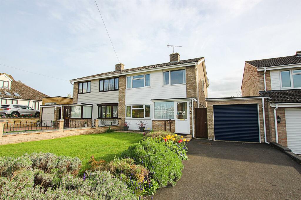 3 bedroom semidetached house for sale in Pound Close, Burwell