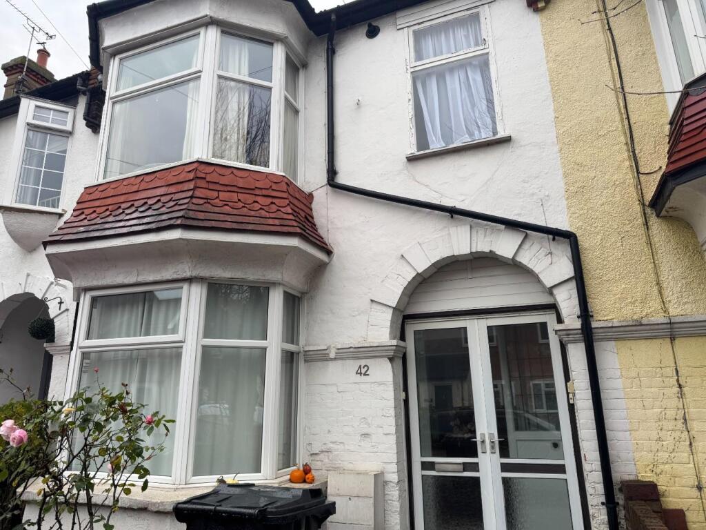 Main image of property: Oakleigh Park DriveLeigh On SeaEssex