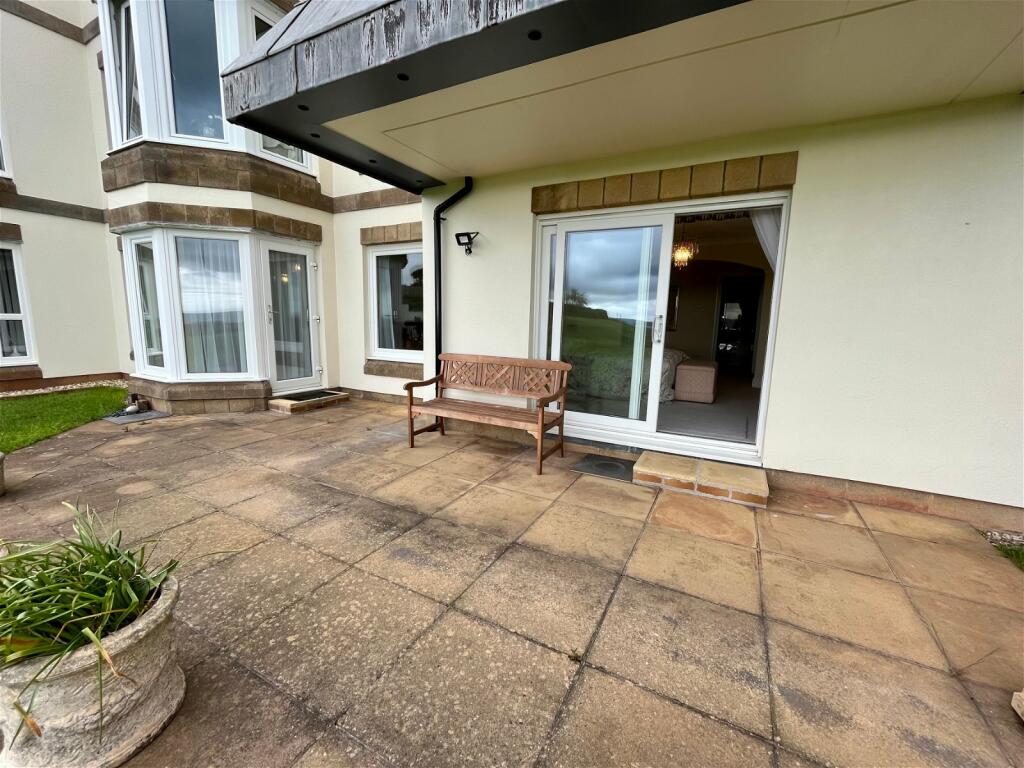 2 bedroom apartment for sale in Cliff Road, Torquay, Devon, TQ2 6SW, TQ2