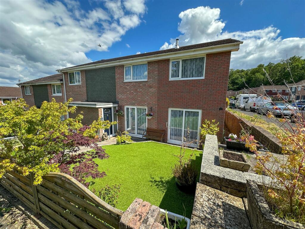 4 bedroom end of terrace house for sale in Higher Budleigh Meadow