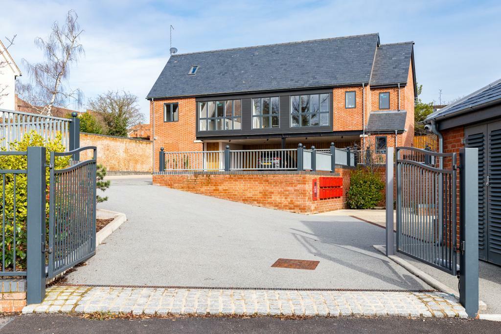 2 bedroom detached house for sale in Park Lane, Knebworth, SG3