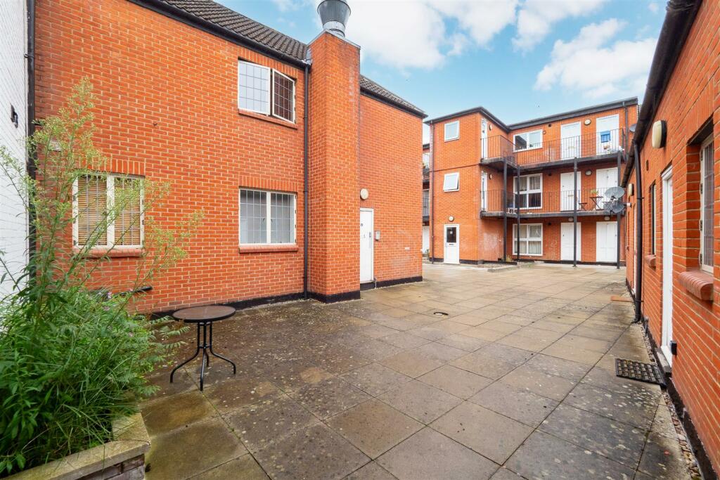 1 bedroom apartment for sale in Russell Hill Place, Purley, CR8