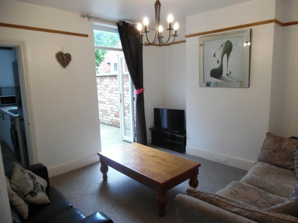 4 bedroom terraced house for rent in Cecil Road, Northampton, NN2