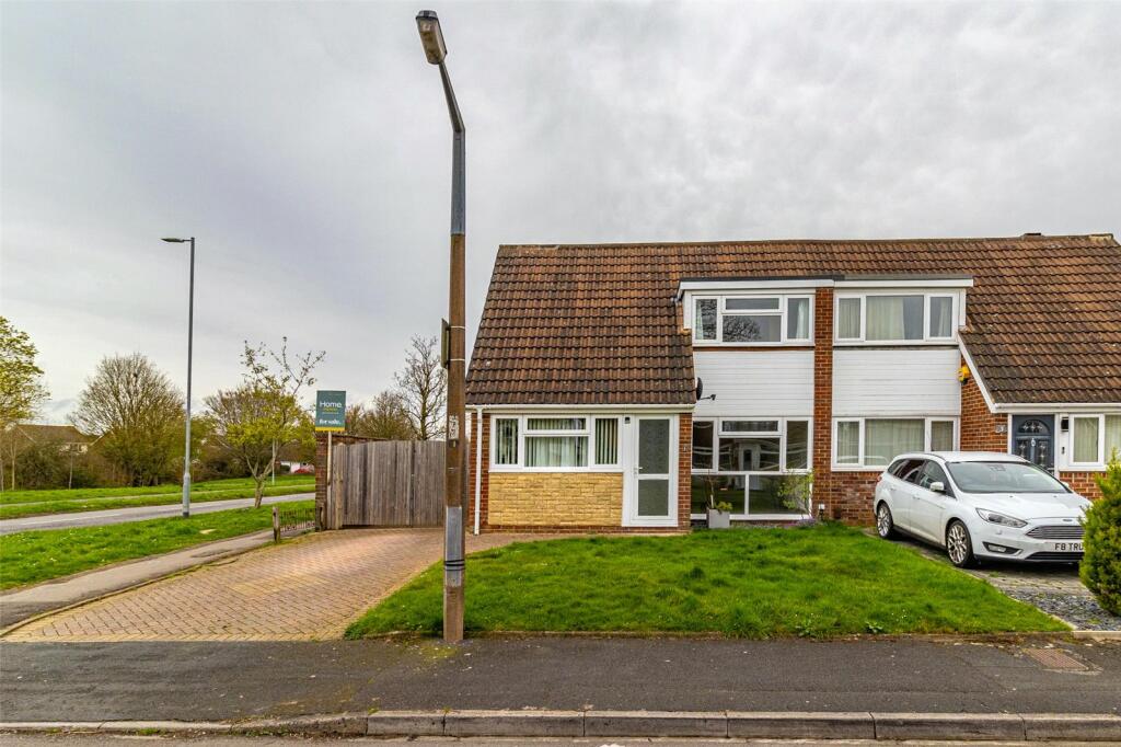 3 bedroom semidetached house for sale in Falconscroft, Covingham, Swindon, Wiltshire, SN3