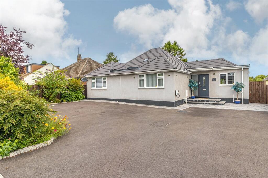 3 bedroom bungalow for sale in Carisbrook Terrace, Chiseldon, Wiltshire