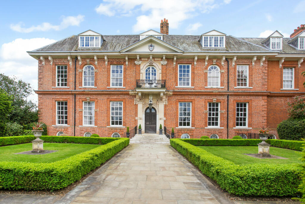 2 bedroom flat for sale in Balls Park, Hertford, SG13