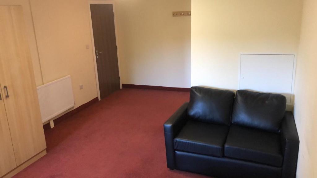 Additional property image - HUGE DELUXE STUDENT ROOMS AT CADNAM HALL, Walking distance to UoB, for 25/26 year, 1 week free early booking ends soon