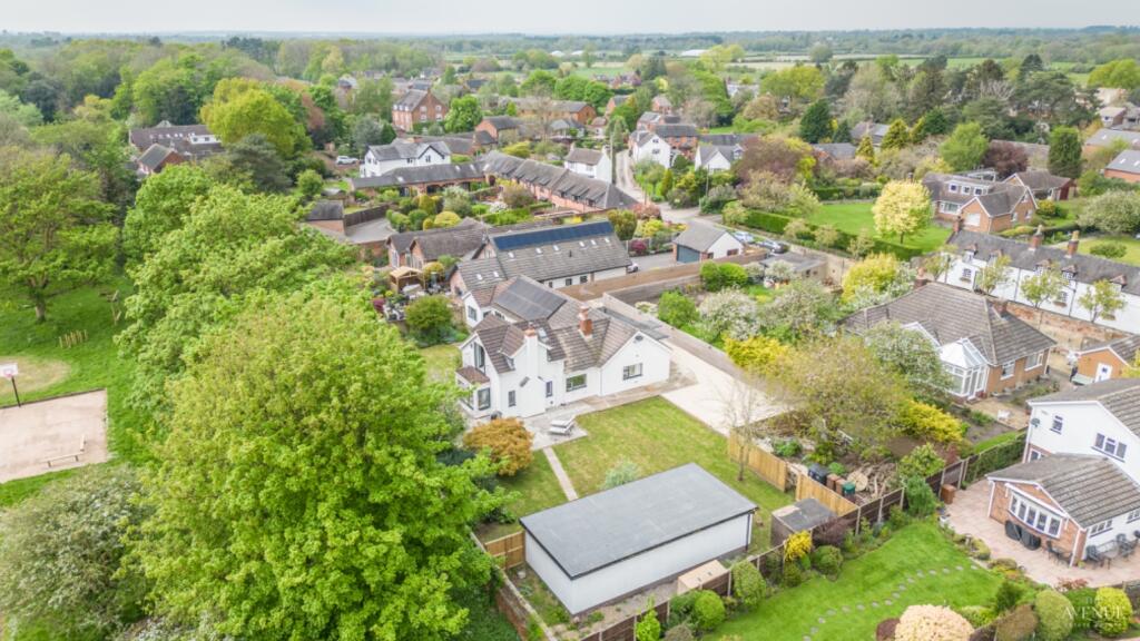 5 bedroom detached house for sale in Fishpond Lane, Egginton