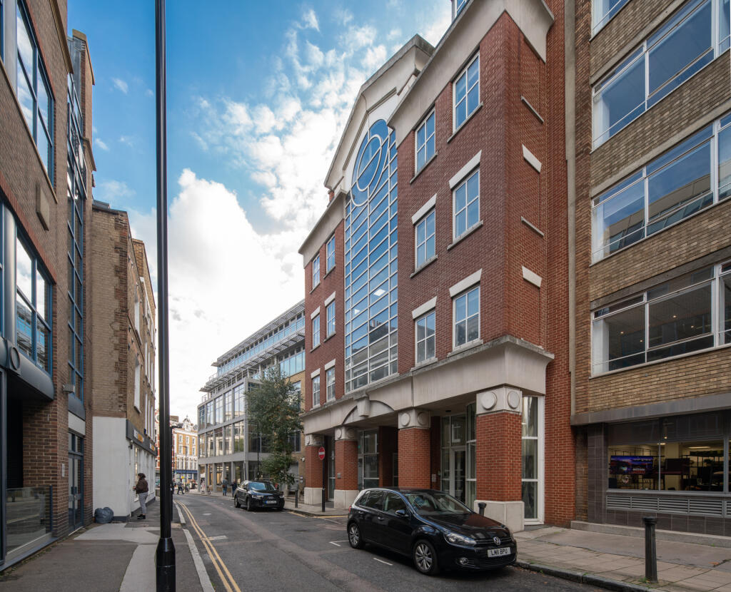 Serviced office to lease in Saint John's Lane, London, EC1M