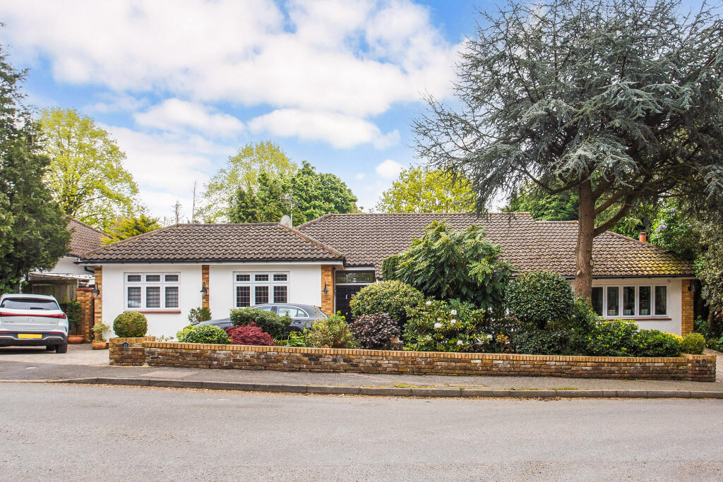 4 bedroom detached bungalow for sale in Fallowfield, Stanmore, HA7