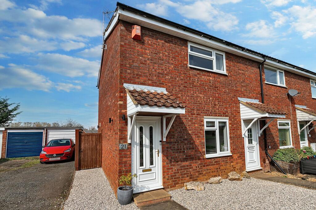 2 bedroom end of terrace house for sale in Hale Avenue, Stony Stratford