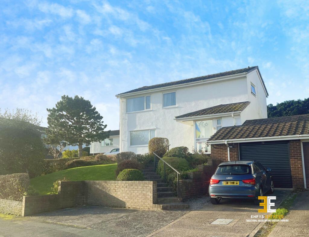 3 bedroom link detached house for sale in Parc Sychnant, Conwy, LL32