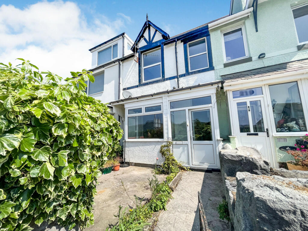 2 bedroom terraced house for sale in Station Road, Deganwy, LL31