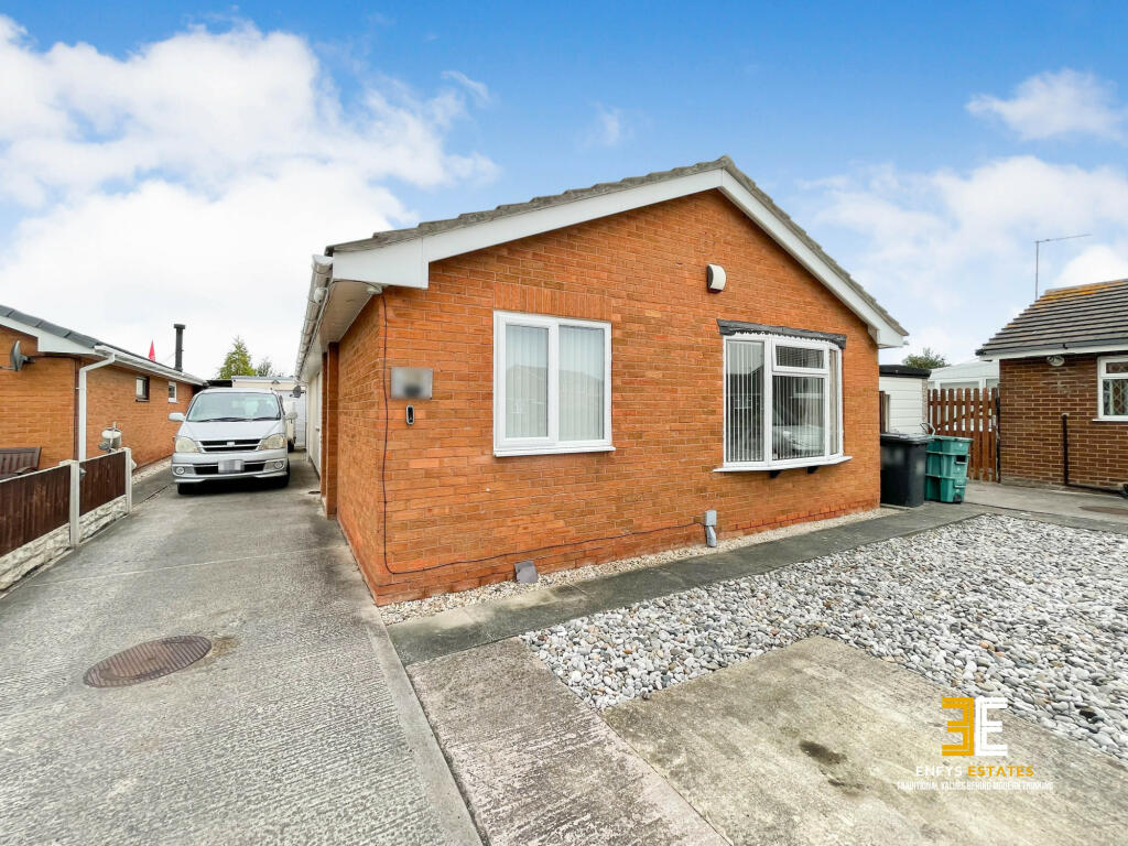 4 bedroom bungalow for sale in Oaklea, Kinmel Bay, LL18