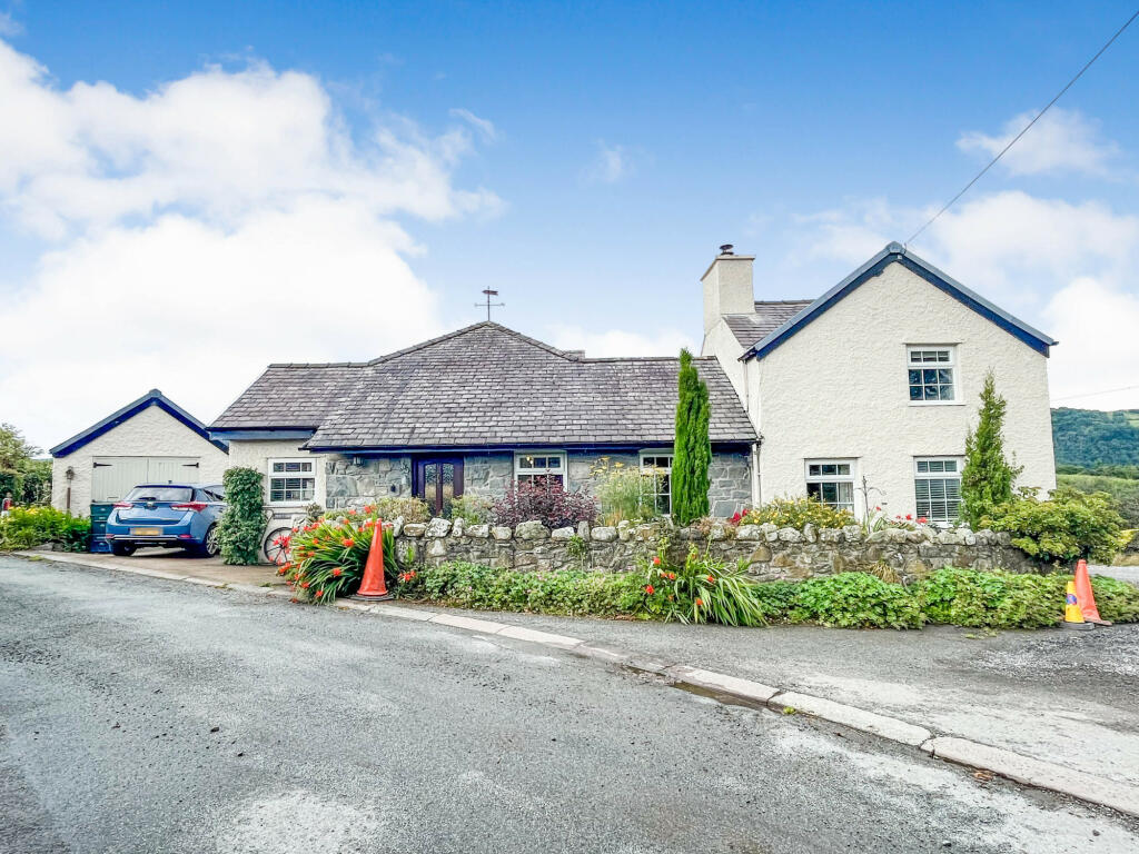 4 bedroom detached house for sale in Maenan, Llanrwst, LL26