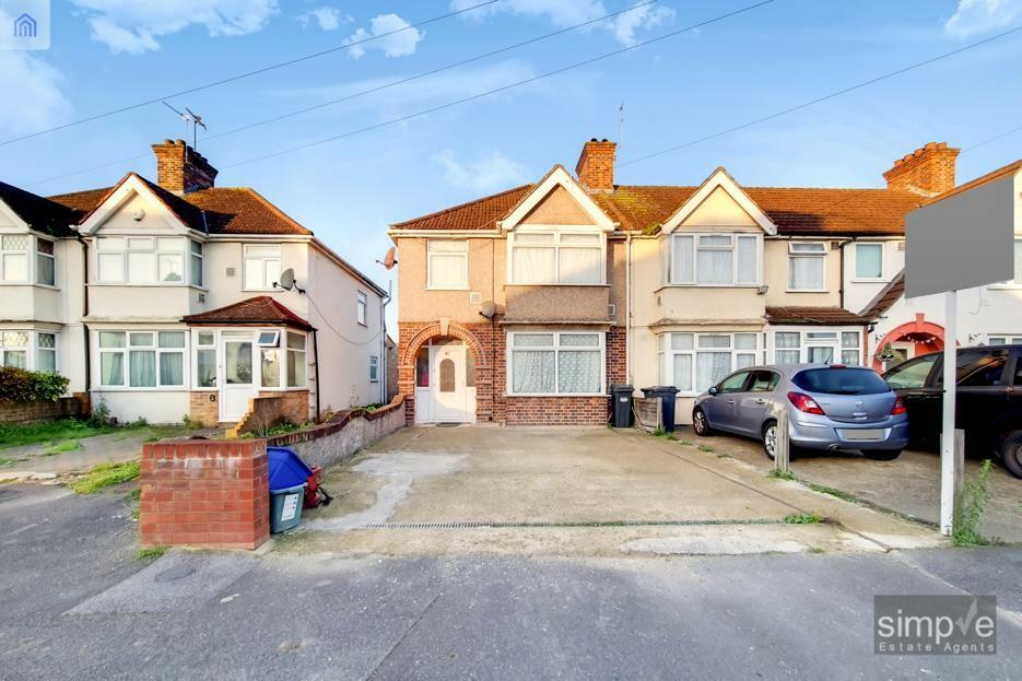 3 bedroom end of terrace house for sale in Clevedon Gardens, Cranford, TW5