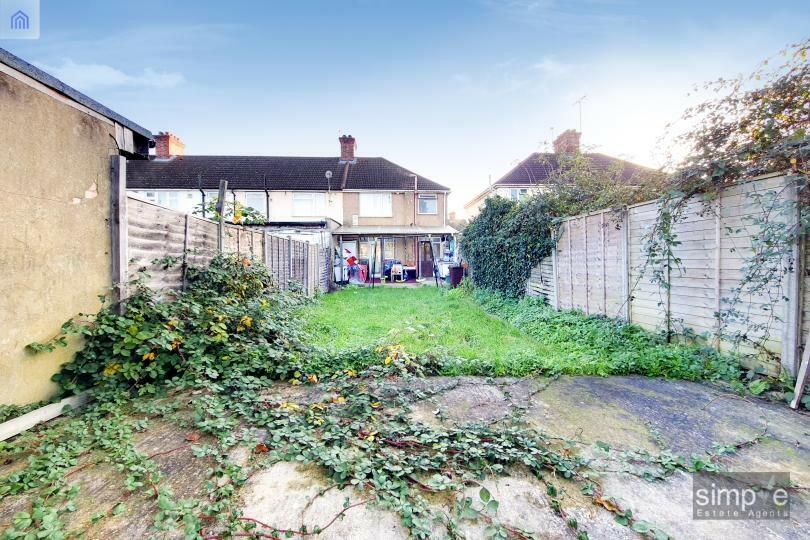 3 bedroom end of terrace house for sale in Clevedon Gardens, Cranford, TW5