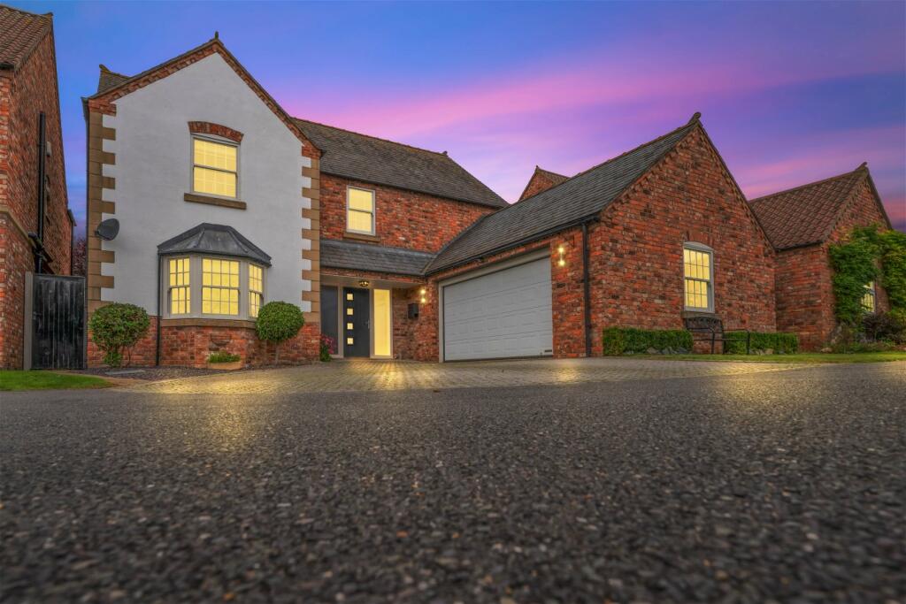 4 bedroom detached house for sale in Coachmans Court in Great Gonerby