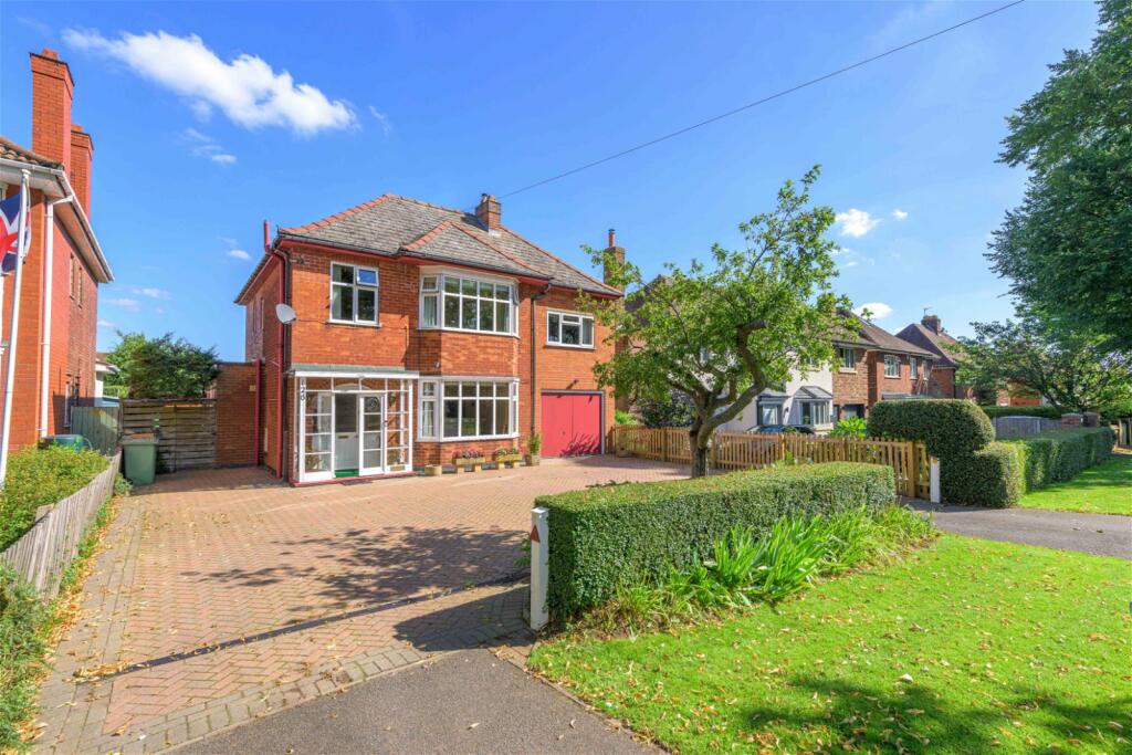 4 bedroom detached house for sale in Barrowby Road in Grantham, NG31