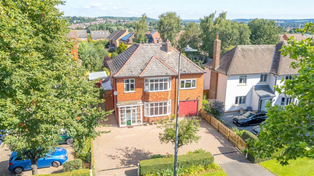 4 bedroom detached house for sale in Barrowby Road in Grantham, NG31