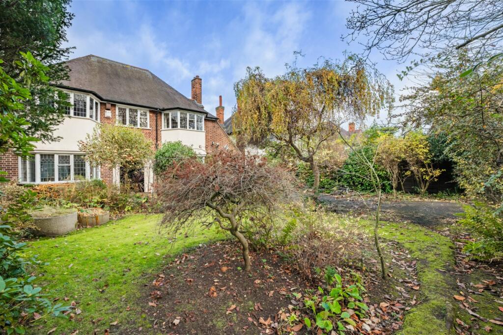 4 bedroom detached house for sale in Wollaton Hall Drive, Wollaton, NG8