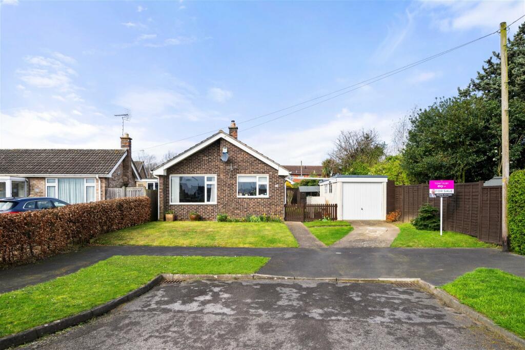 2 bedroom detached bungalow for sale in Farndale Crescent on Manthorpe