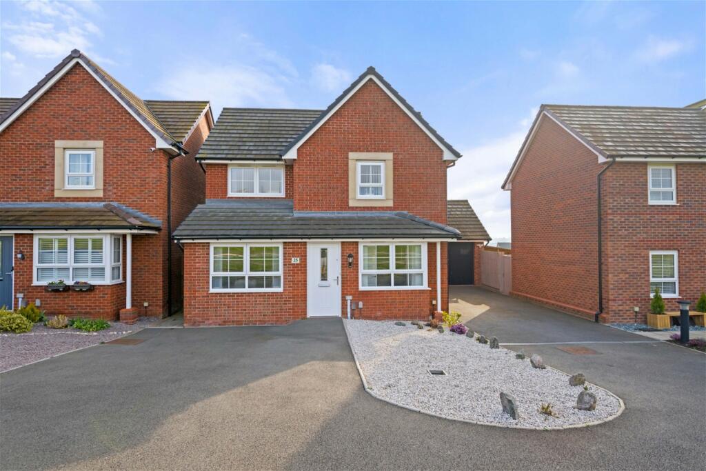3 bedroom detached house for sale in Helmsley Road in Grantham, NG31