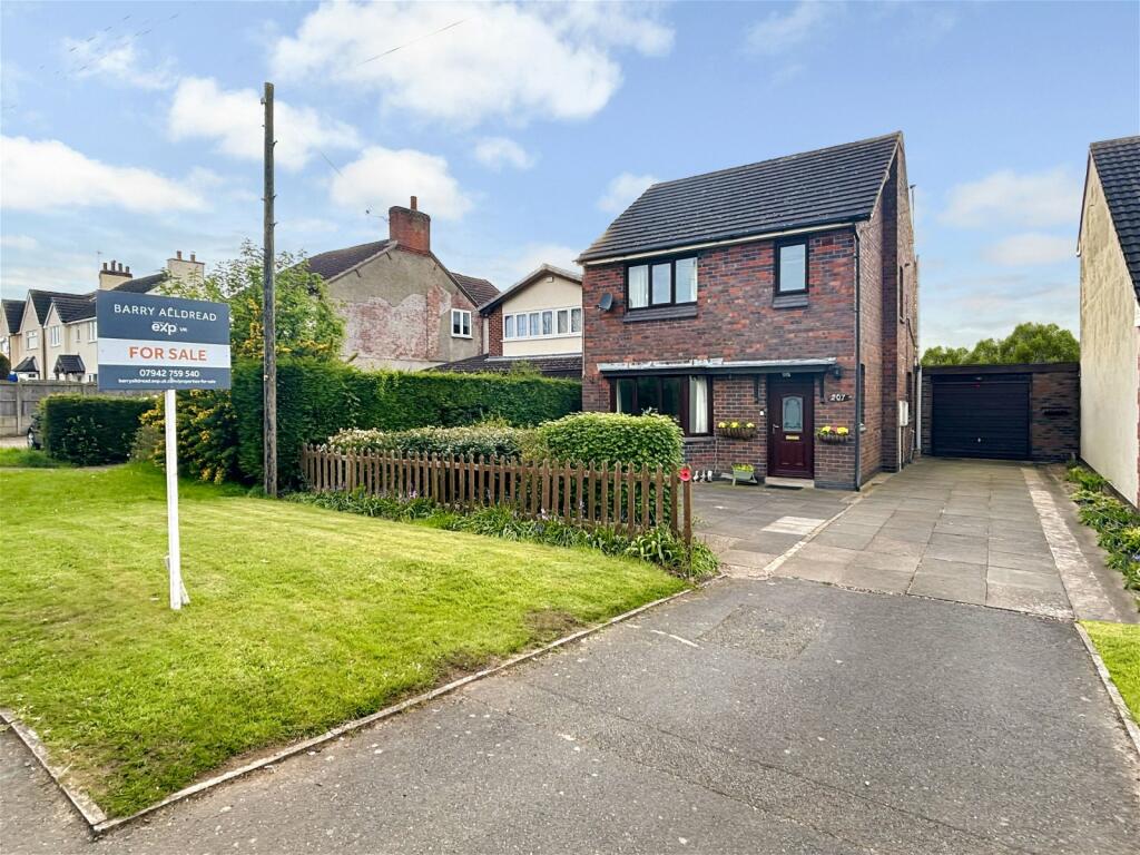 3 bedroom detached house for sale in Thornborough Road, Coalville, LE67