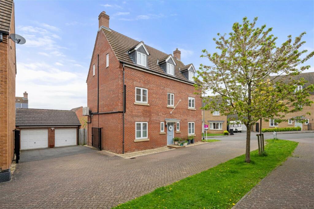 5 bedroom detached house for sale in Littleover Way in Grantham, NG31