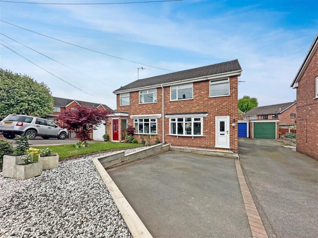 3 bedroom semidetached house for sale in Hastings Road, Swadlincote
