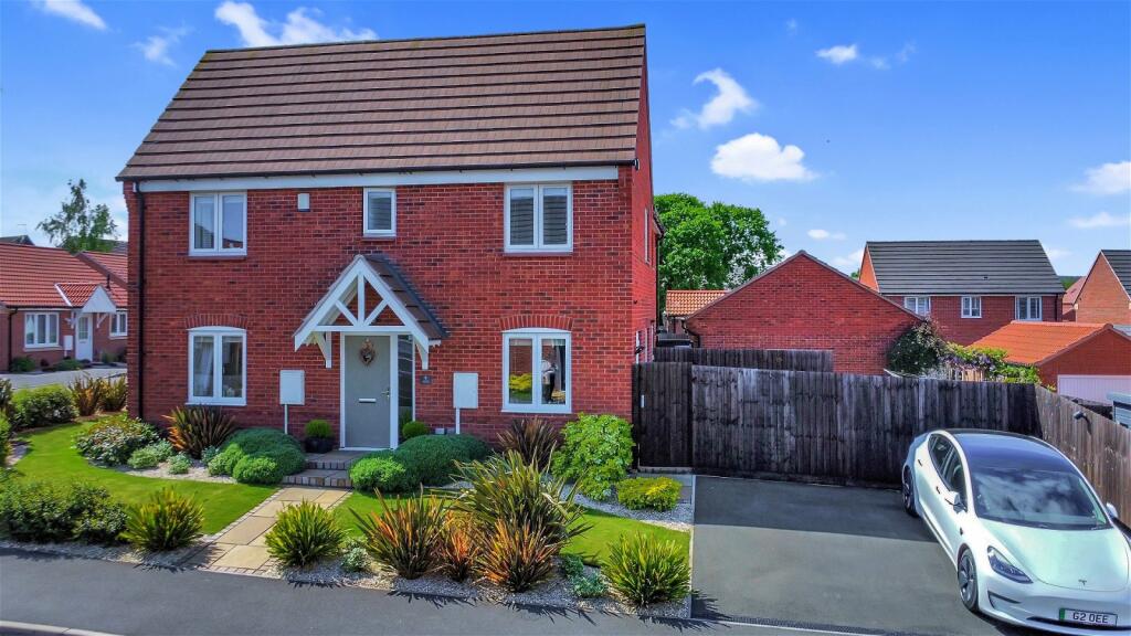 3 bedroom semidetached house for sale in Clover Road, Shepshed, LE12