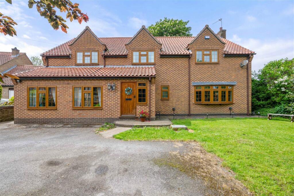 4 bedroom detached house for sale in Low Road in Barrowby, Grantham, NG32