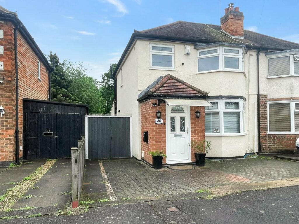3 bedroom semidetached house for sale in Colbert Drive, Leicester, LE3