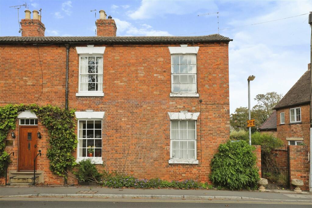 2 bedroom semidetached house for sale in The Green, Dunchurch, Rugby