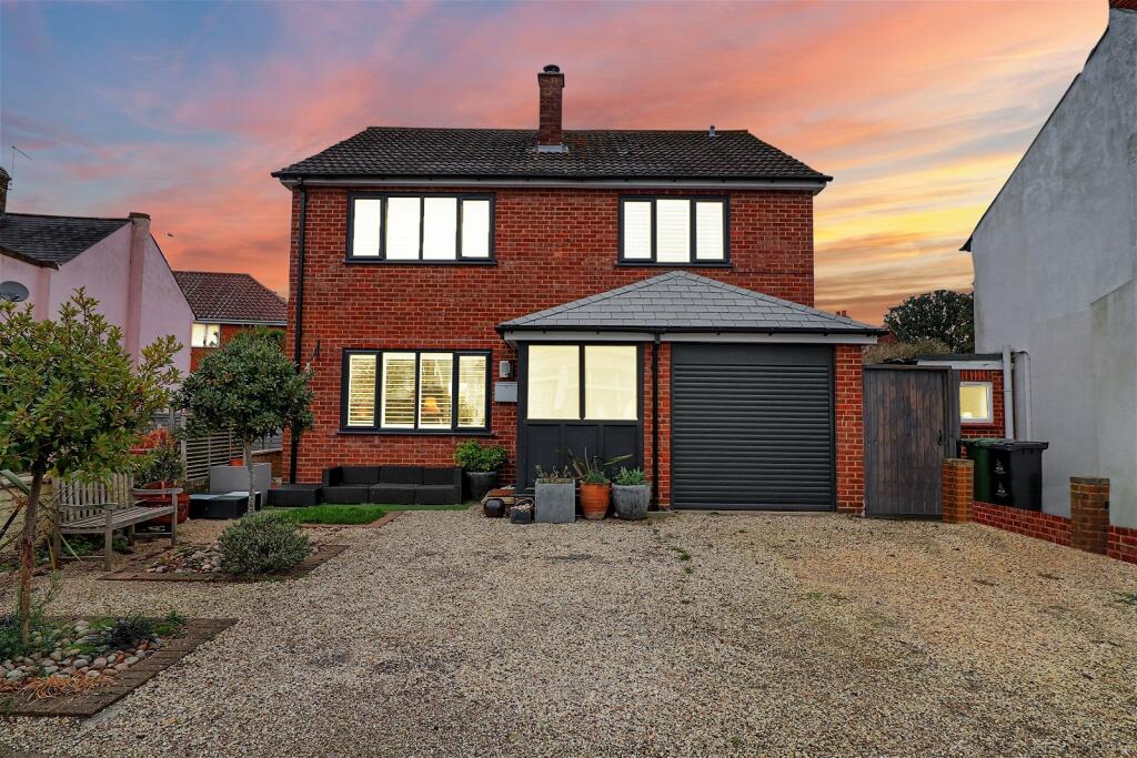 4 bedroom detached house for sale in Basin Road, Heybridge Basin, Maldon, CM9 4RP, CM9
