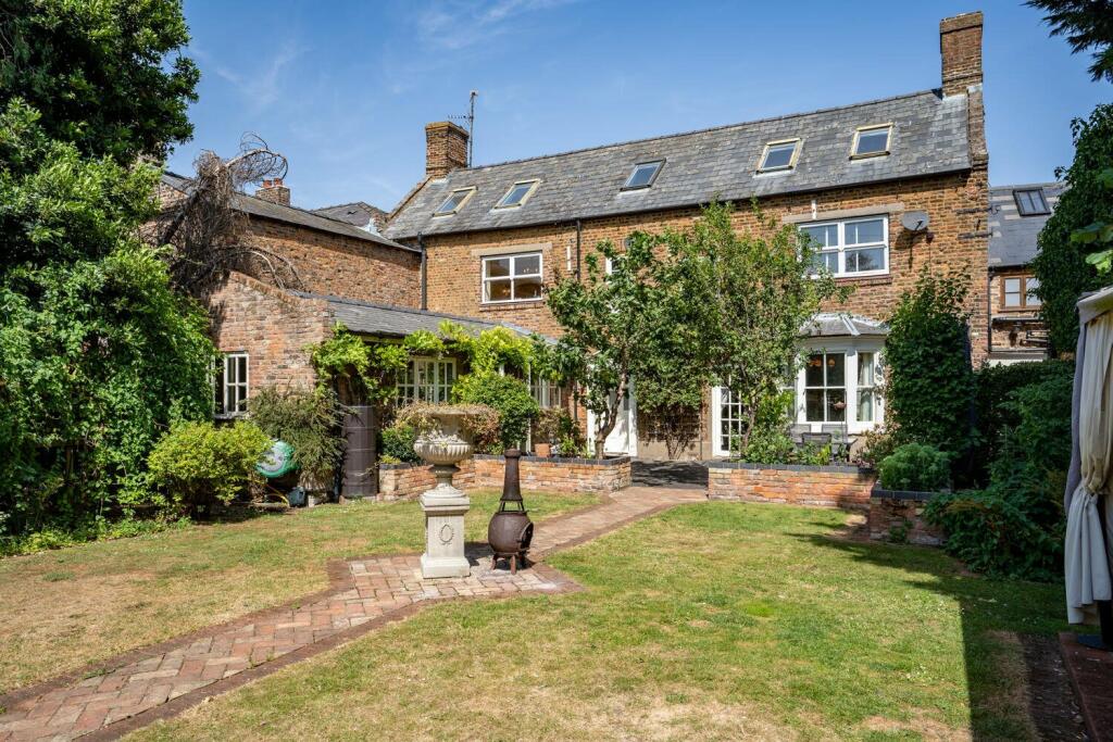 6 bedroom cottage for sale in St Peters Road, Upwell, Norfolk PE14 9EH