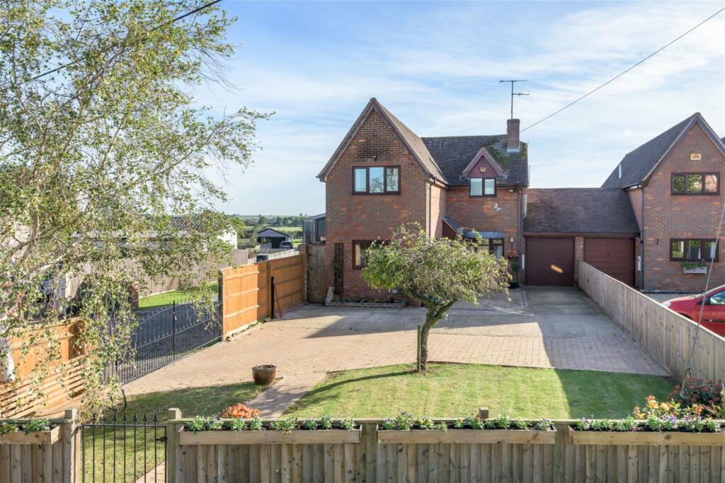 3 bedroom link detached house for sale in Barnview, Green End