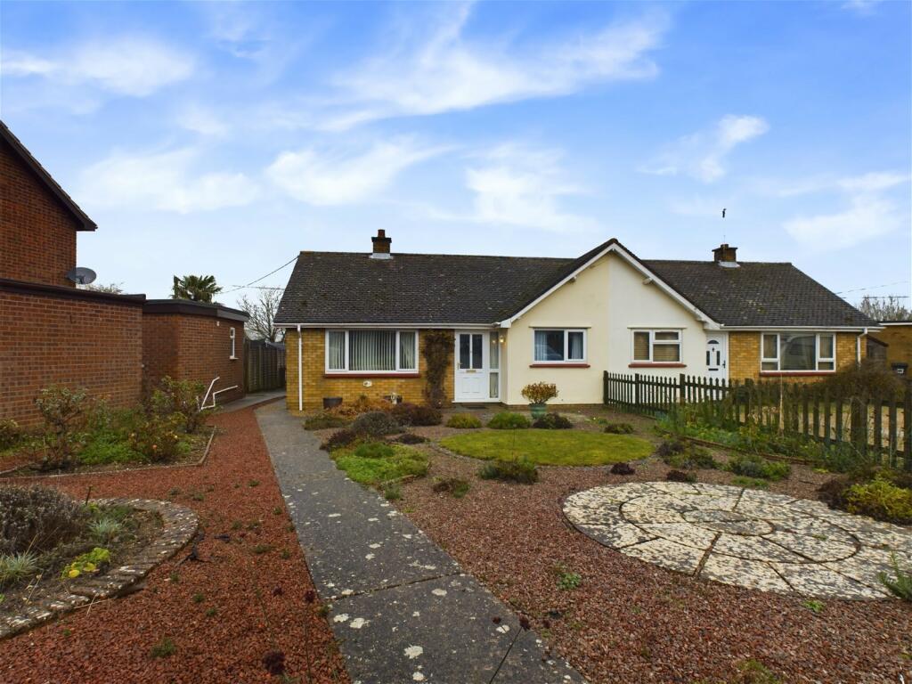 2 bedroom semidetached bungalow for sale in Woodward Avenue, Bacton