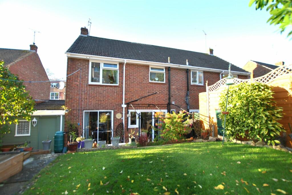 3 bedroom semidetached house for sale in Holland Road, Chatham, ME5