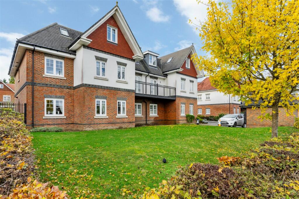 2 bedroom flat for sale in 10 Magnolia Drive, Banstead, SM7 1BH, SM7