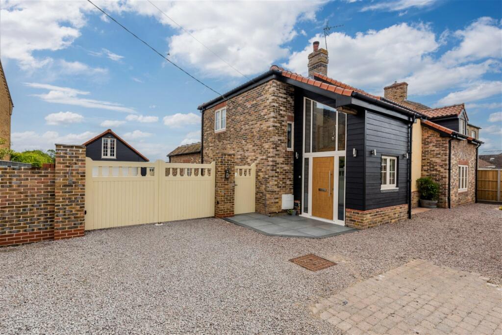 5 bedroom detached house for sale in Hollycroft Road, Wisbech