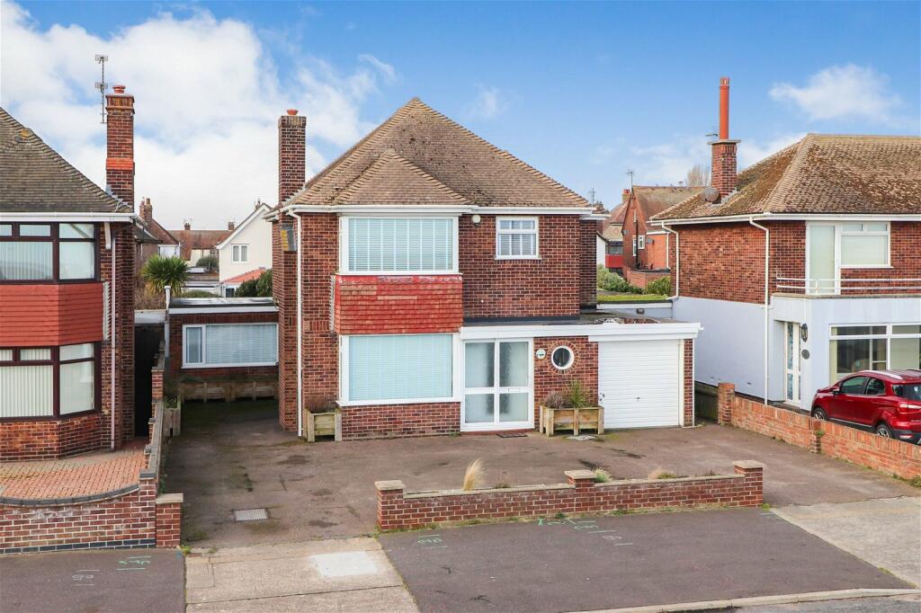 4 bedroom detached house for sale in North Drive, Great Yarmouth, NR30