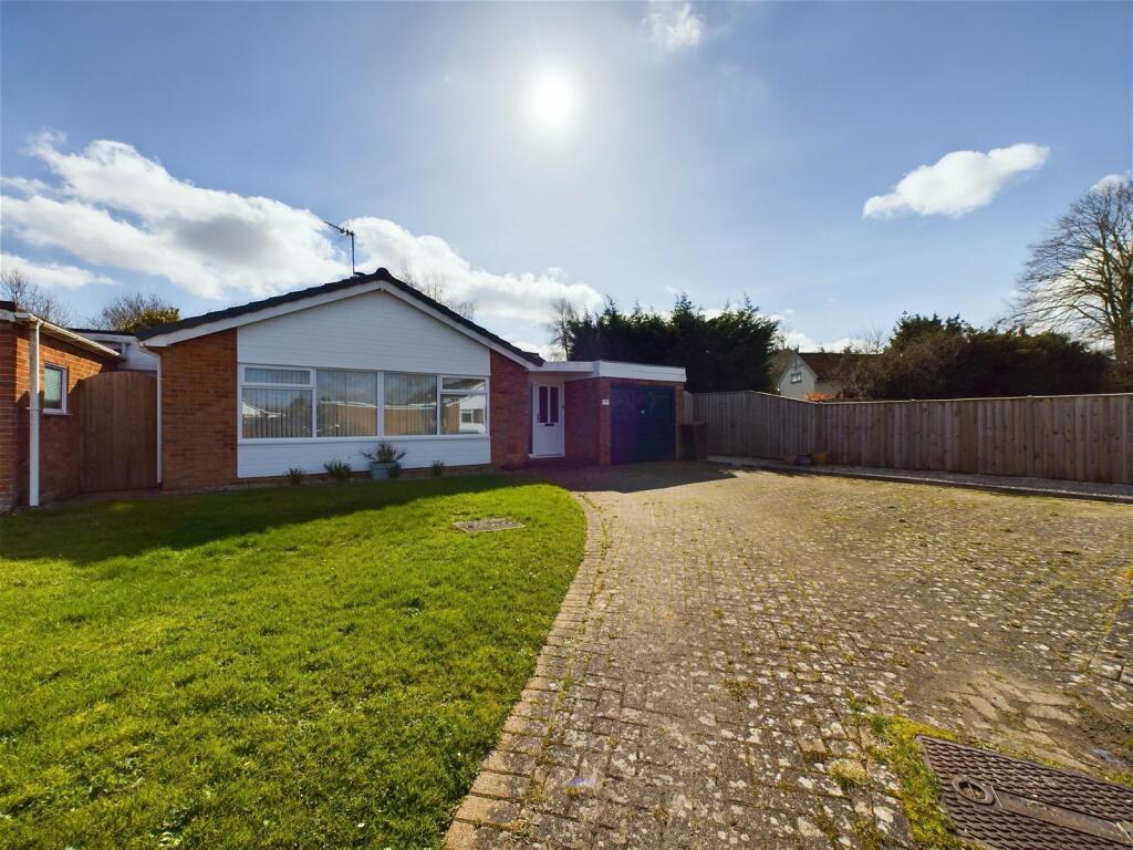 3 bedroom detached bungalow for sale in Mayfield Way, Mendlesham