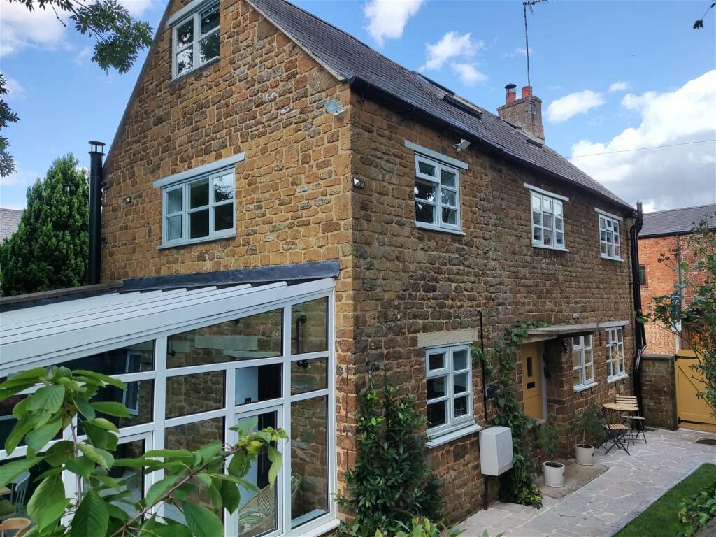 3 bedroom detached house for sale in Oxford Road, Adderbury, Banbury